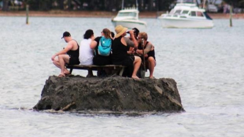 Neuseeländer schütten Insel auf, um Neujahr trotz Alkoholverbots an Strand feuchtfröhlich zu feiern