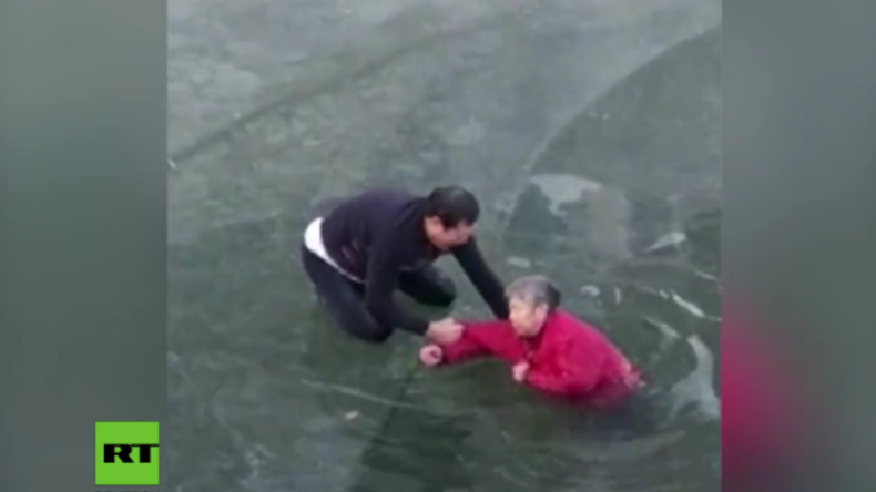 China: Passant trotzt der Gefahr und rettet 70-Jährige aus vereistem Fluss