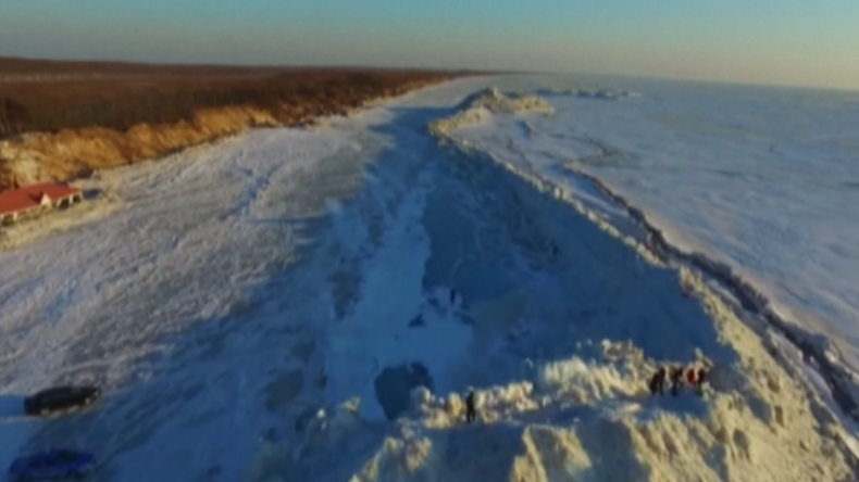 Natur lässt riesige und mächtige Eismauer zwischen Russland und China entstehen