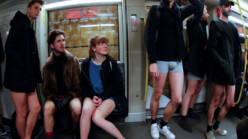 Flashmob gegen schlechte Stimmung: 30 Münchener steigen in U-Bahn ohne Hosen
