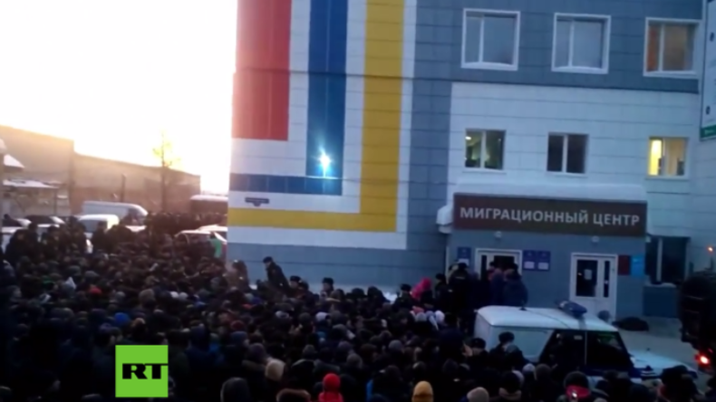 Chaos vor Migrationszentrum in Russland - Über 2.000 Menschen drängeln sich um Aufenthaltserlaubnis 