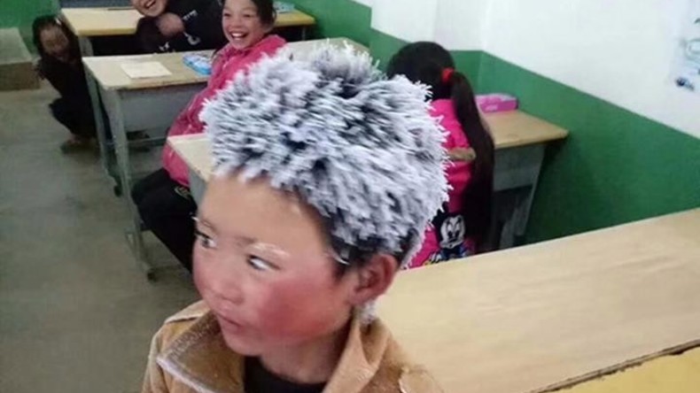 Kleine Schneeflocke: Junge geht fünf Kilometer zur Schule und sein Haar wird mit Eiszapfen bedeckt