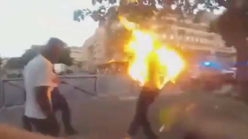 Polizei tasert Mann und besprüht ihn mit Tränengas - Mischung lässt ihn in Flammen aufgehen 