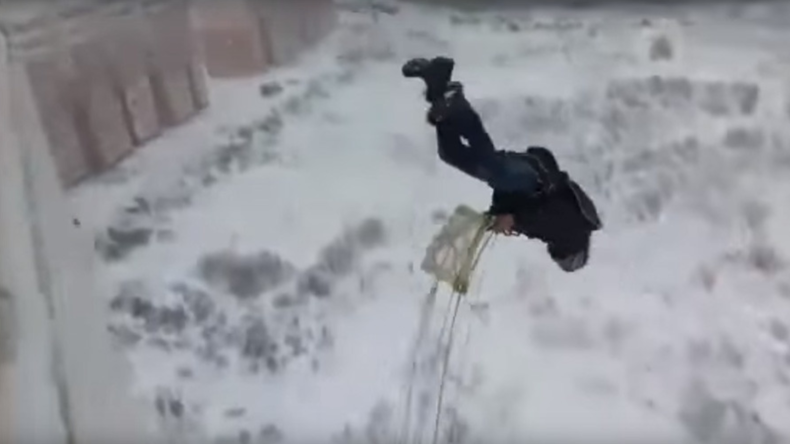 Russischer Draufgänger springt kopfüber mit Fallschirm von Balkon und überlebt