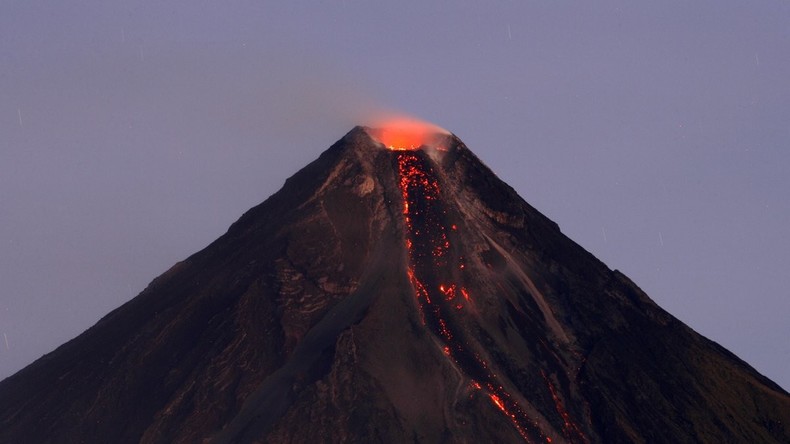 Brodelnder Vulkan treibt hunderte Philippiner in Flucht