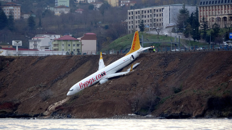 Beinahe-Katastrophe: Flugzeug bei Landung fast ins Meer gestürzt (VIDEO, FOTOS)