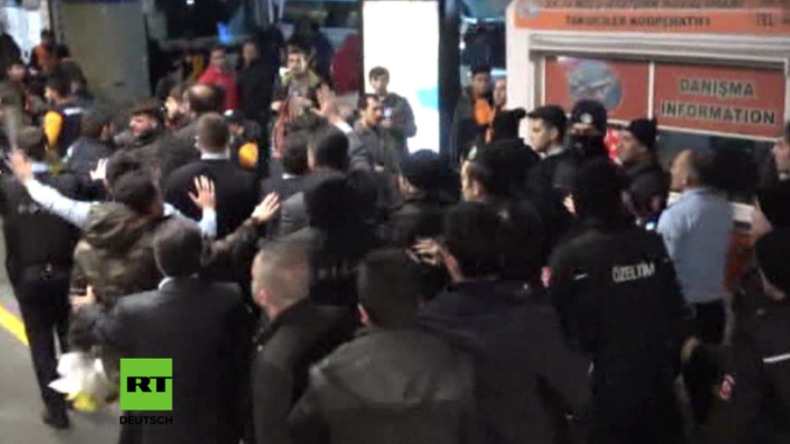 Istanbul: Massenschlägerei am Flughafen überschattet Heimkehr von Fußballspieler Arda Turan