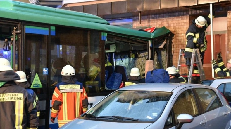 Schulbus prallt auf Hauswand auf - Mindestens 47 Personen verletzt  