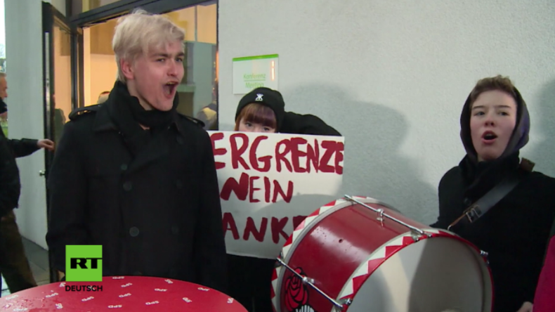 "Nie, nie, nie wieder GroKo!" - Jusos protestieren bei Schulz-Besuch in Düsseldorf