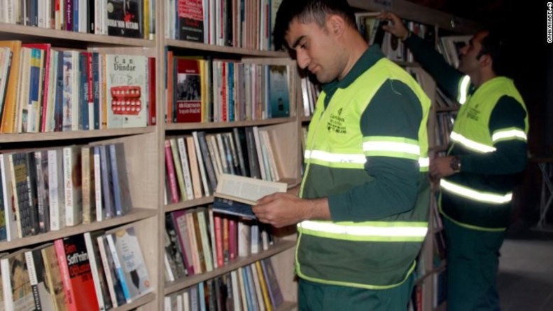 Müllsammler eröffnen Bibliothek mit alten weggeworfenen Büchern