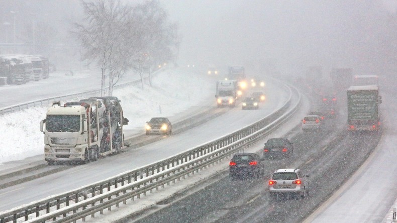 Sturm "Friederike" kommt nach Deutschland - Viele Unfälle durch Schnee und Glätte