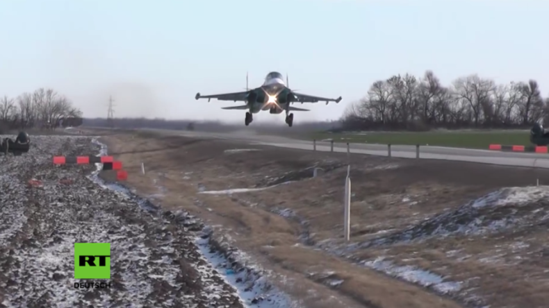 "Aus dem Weg!" - Russische Kampfflugzeuge landen im Rahmen einer taktischen Übung auf der Autobahn