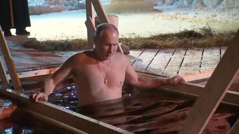 Eiskalte Tradition für einen reinen Geist und Seele - Putin taucht am Dreikönigstag ins Eiswasser