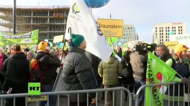 Demo in Berlin gegen globale Agrarpolitik