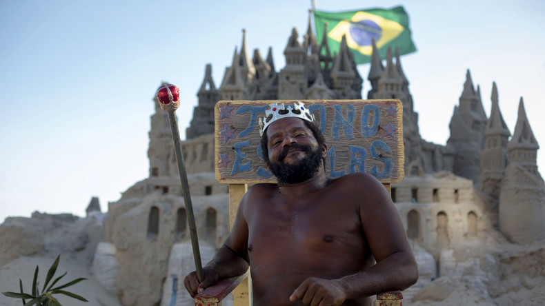 "Strand-König": Brasilianer wohnt seit 22 Jahren in einer Sandburg