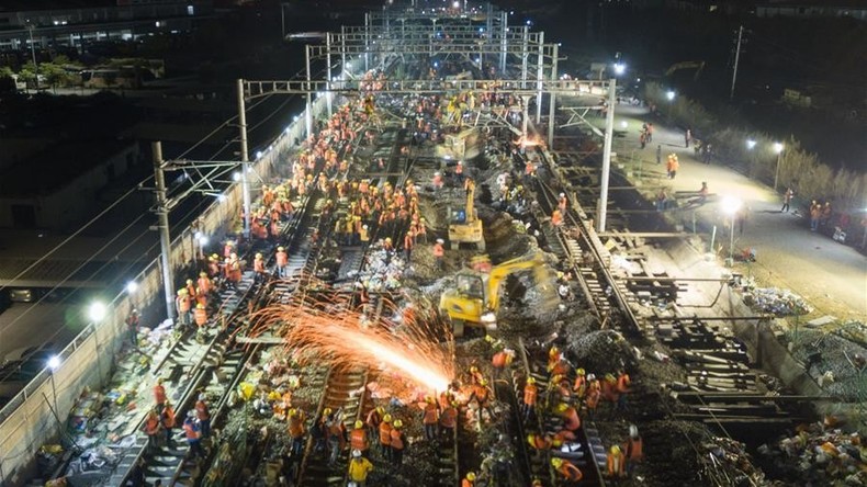 3.000 Hände, schnelles Ende: Chinesische Arbeiter bauen neue Bahnstrecke innerhalb weniger Stunden