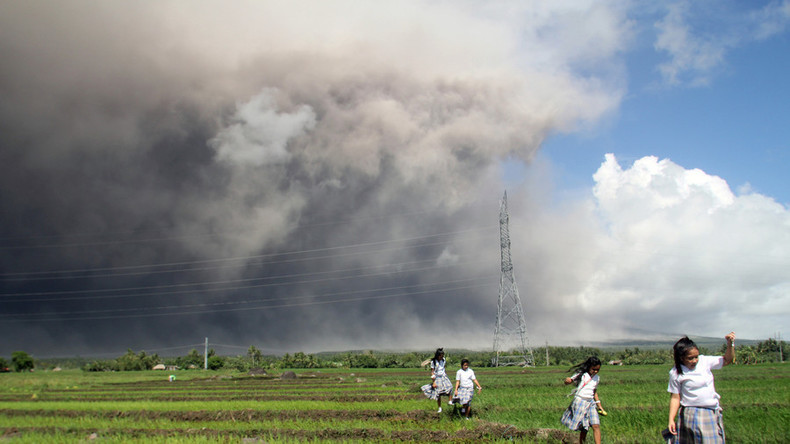 Vulkan auf Philippinen spuckt Lava 700 Meter in den Himmel [FOTOS]