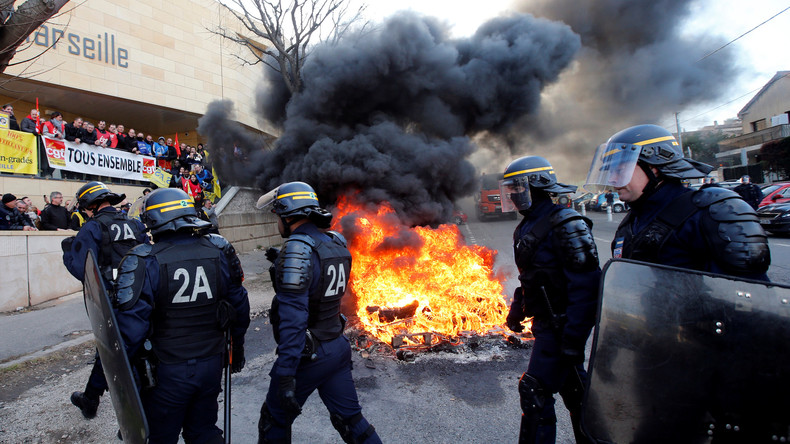 Frankreich: Gefängnismitarbeiter streiken wegen Sicherheitsmängeln - Polizei reagiert mit Tränengas