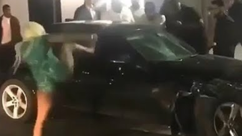 Miami: Wasserstoff-Blondine tritt barfuß Autoscheibe ein – Mob attackiert Fahrer nach Unfall