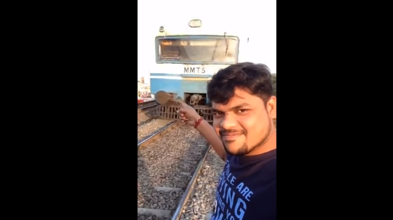 Gefährlicher Selfie-Wahn: Junger Mann filmt sich selbst vor heranrasendem Zug und verschätzt sich  