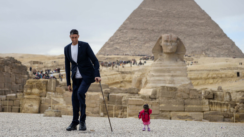 Gegensätze ziehen sich an: Kleinste Frau der Welt trifft größten Mann in Ägypten