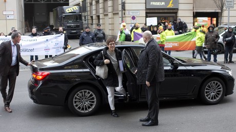 Auf dem Weg zu Sondierungsgesprächen: Merkel-Vertraute Kramp-Karrenbauer bei Auffahrunfall verletzt