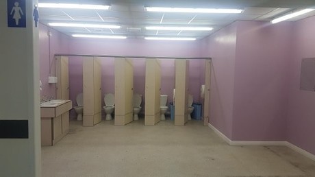 Britische Schule entfernt Wand vor Mädchentoilette – Eltern lassen Kinder zu Hause bleiben