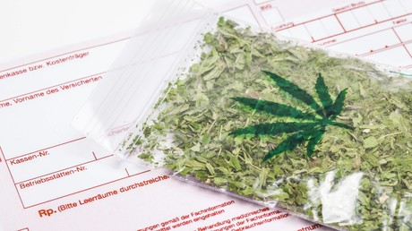 Gerichtsurteil in Bayern: Wer Cannabis auf Rezept bekommt, muss Waffenschein abgeben