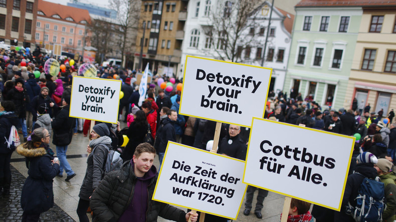 Cottbus: Kundgebungen pro und contra Zuwanderung: RT Deutsch mit Facebook-Live vor Ort