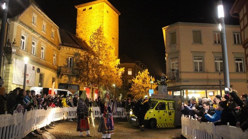 Frau bei Fastnachtsumzug in Hexenkessel verbrüht - Polizei sucht zwei verkleidete Hexen