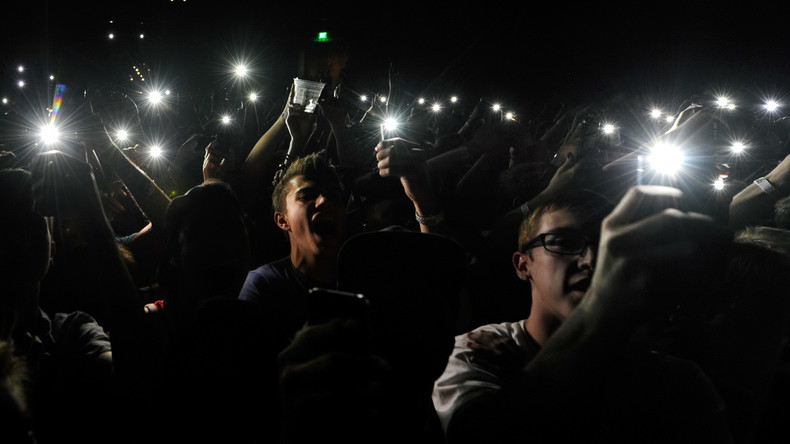 Es werde Licht: Wrestling-Fans beleuchten Turnierfinale mit Smartphones 