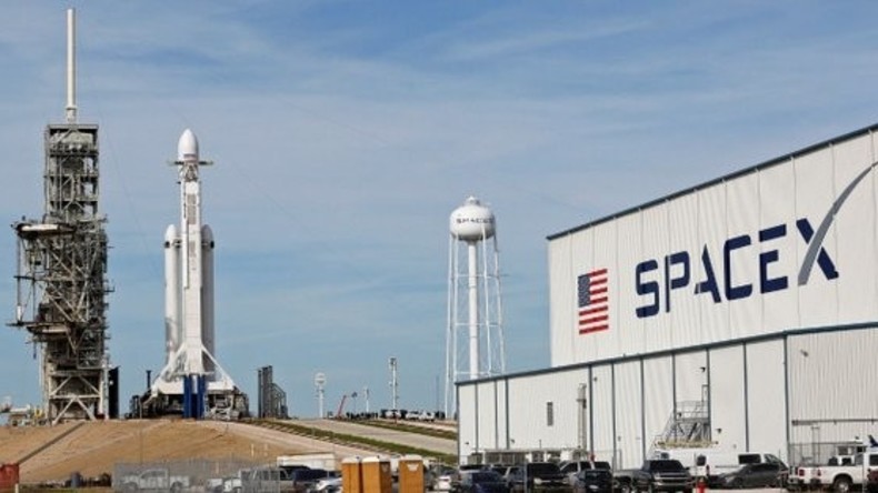 SpaceX startet überschwere Rakete Falcon Heavy ins Weltall – mit Tesla-Wagen an Bord