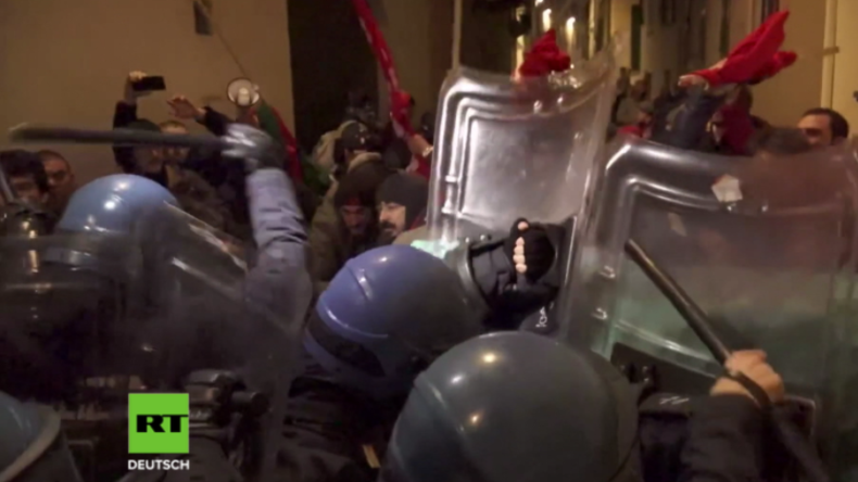Italien: Demonstration gegen rechte Gedenkfeier artet aus - Polizei knüppelt Antifaschisten nieder
