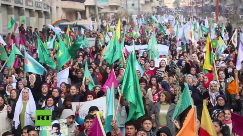 Syrien: Tausende Frauen und Kinder ziehen gegen türkische Militäroperation auf die Straßen Afrins