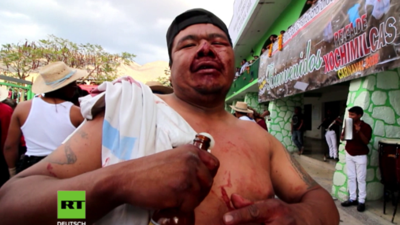 Blaue Augen für die Tradition - Hunderte liefern sich Faustkämpfe in Mexiko