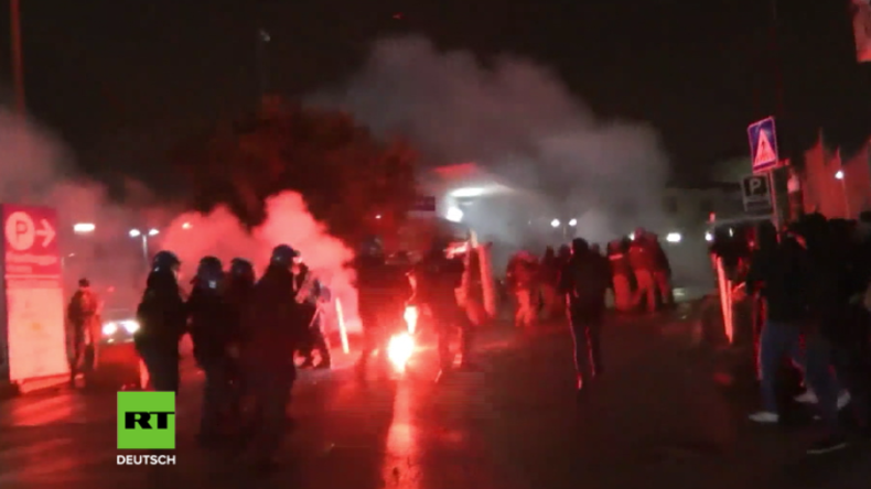 Straßenkrieg in Italien - Antifaschistische Protestler und Polizei stoßen zusammen
