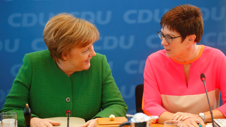 Merkel-Patzer bei Vorstellung der künftigen Generalsekretärin: "Erste Frau im Amt"