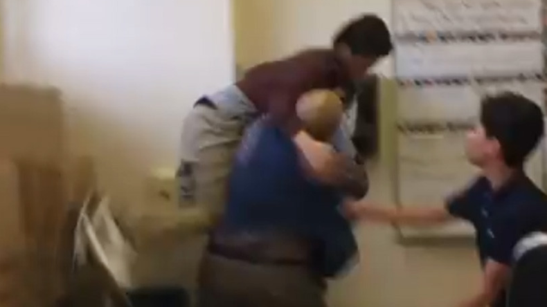 USA: Lehrer hebt aus Wut Zwölfjährigen auf die Schulter und schleudert ihn zu Boden
