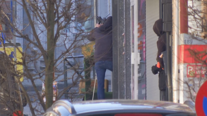 Bewaffneter hat sich in Gebäude verschanzt - Großer Polizeieinsatz in Brüssel