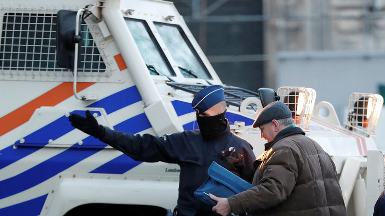 LIVE: Großeinsatz der Polizei in Brüssel – Bewaffneter hat sich in Gebäude verschanzt
