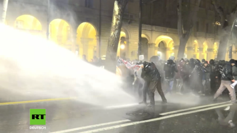 Erneut Krawalle in Italien: Polizei hält CasaPound-Gegner mit Wasserwerfern zurück