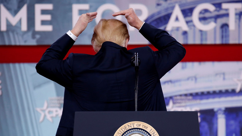 Kahle Stelle: Trump unterbricht Rede bei wichtiger Konferenz der Konservativen wegen seiner Haare