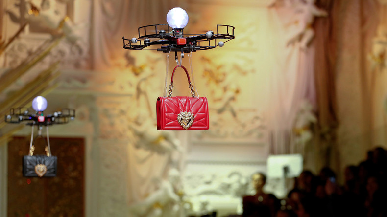 Models überflüssig: Designer zeigen neue Taschenkollektion mithilfe von Drohnen