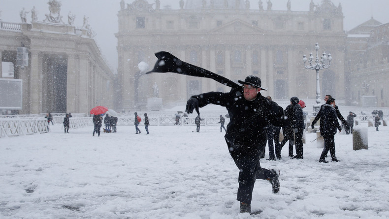 Ungewohnte Bilder aus Rom: Winter legt italienische Hauptstadt lahm - Militär soll Schnee räumen 