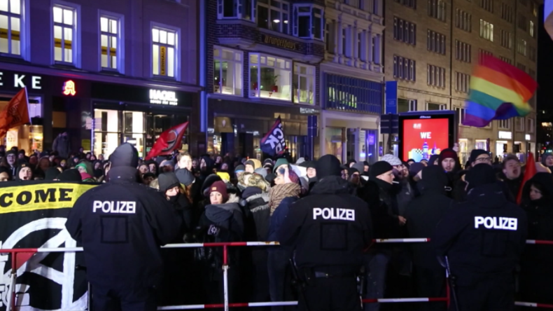 Hamburg: Demonstration "Merkel muss weg" trifft erneut auf massiven Gegenprotest