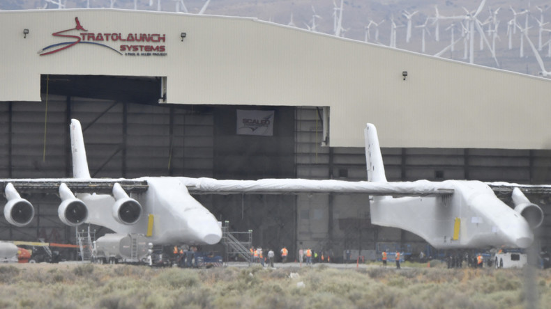 Erste Schritte eines Riesen: Weltweit größtes Trägerflugzeug absolviert Testfahrt in Kalifornien