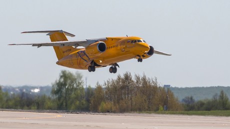 Absturz des Flugzeuges mit 71 Insassen nahe Moskau am Sonntag von Überwachungskamera aufgenommen