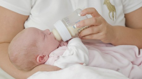 Medizinischer Durchbruch: Erste Transfrau stillt Baby