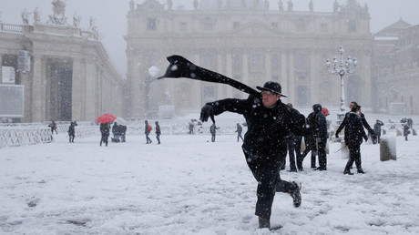 Ungewohnte Bilder aus Rom: Winter legt italienische Hauptstadt lahm - Militär soll Schnee räumen