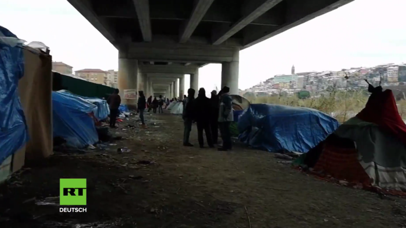 Trotz Schnee und Frost: Rund 150 Migranten schlafen in Italien an der Grenze unter der Brücke